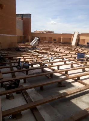 Instalación de suelo de madera natural en Fuenlabrada