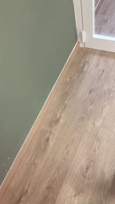 Instalación de suelo de madera natural en _otro