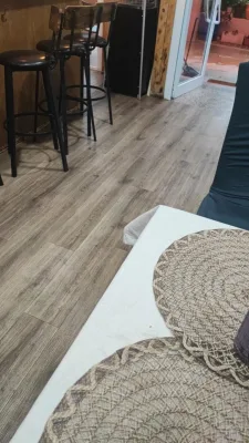 Instalación de suelo de madera natural en _otro