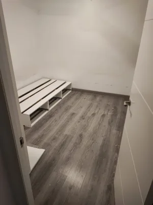 Instalación de suelo de madera natural en _otro