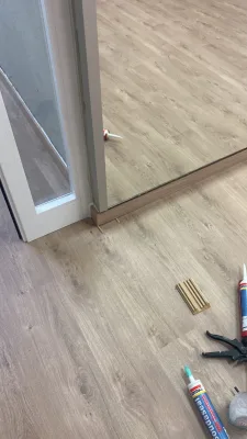 Instalación de suelo de madera natural en _otro
