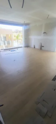 Instalación de suelo de madera natural en Xàbia