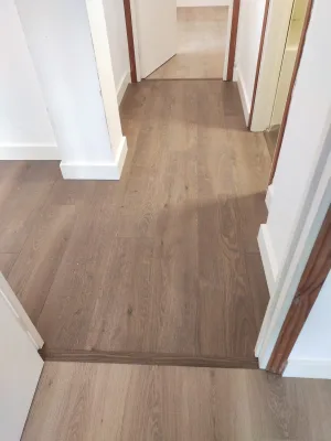 Instalación de suelo de madera natural en Cáceres
