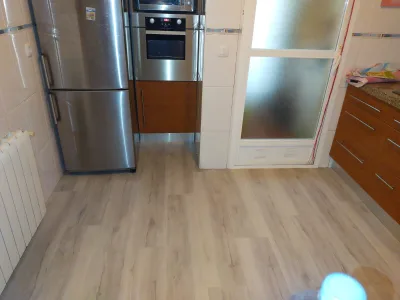 Instalación de suelo de madera natural en Cáceres