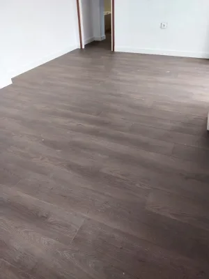 Instalación de suelo de madera natural en Cáceres