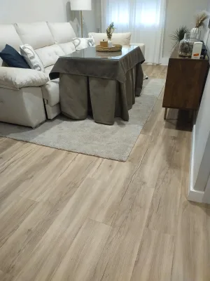 Instalación de suelo de madera natural en Cáceres