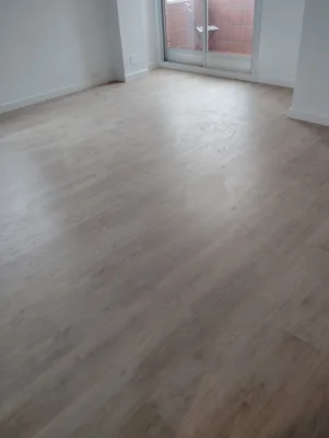 Instalación de suelo de madera natural en Cáceres