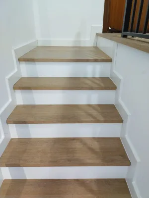 Instalación de suelo de madera natural en Cáceres