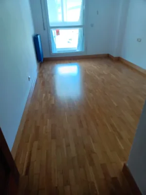 Instalación de suelo de madera natural en Pamplona