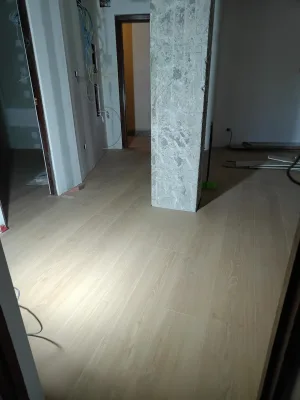 Instalación de suelo de madera natural en Pamplona