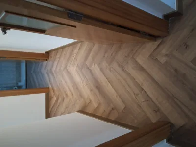 Instalación de suelo de madera natural en Vícar