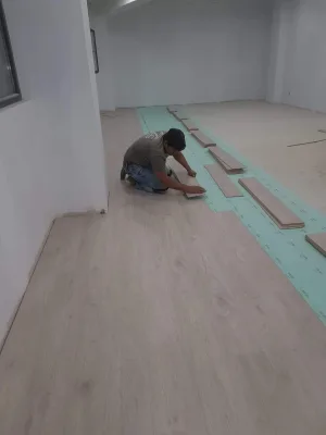 Instalación de suelo de madera natural en San Sebastián