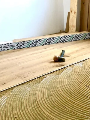 Instalación de suelo de madera natural en Torrelavega