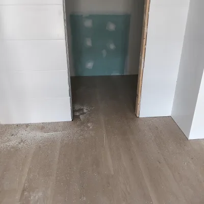 Instalación de suelo de madera natural en Burgos