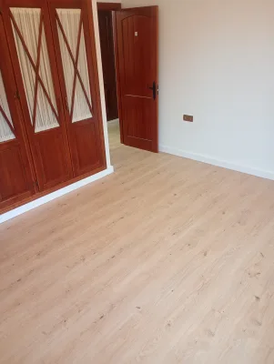 Instalación de suelo de madera natural en Málaga