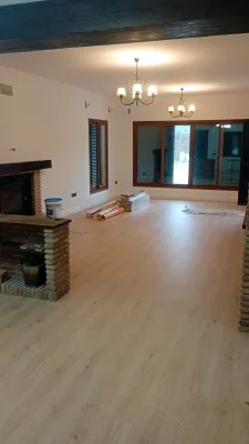 Instalación de suelo de madera natural en Málaga
