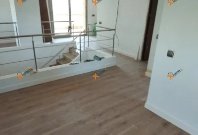 Instalación de suelo de madera natural en Terrassa