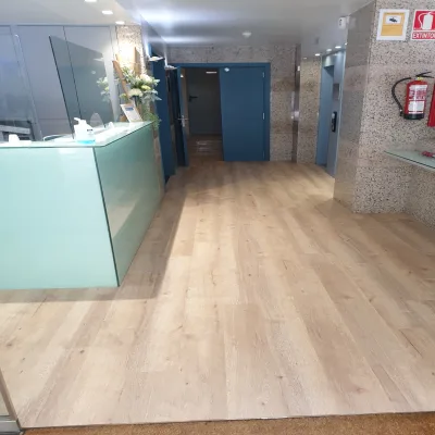 Instalación de suelo de madera natural en Granollers