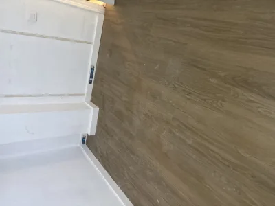 Instalación de suelo de madera natural en Marbella