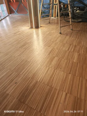 Instalación de suelo de madera natural en Viladecans