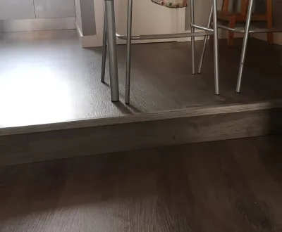 Instalación de suelo de madera natural en Sevilla